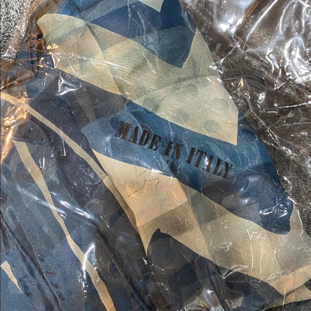 Blue and White Geometric Silk Scarf 34 x 34 100% Silk NWOTs - Picture 6 of 6